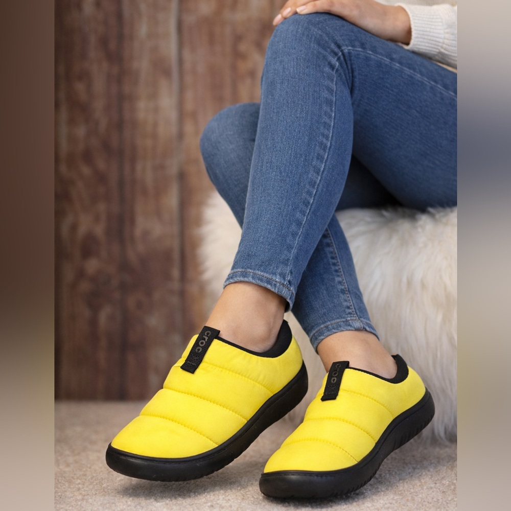 Crocs Classic Puff Moc Lined Slip-On Yellow Black Unisex J5 / Women’s 6.5-7